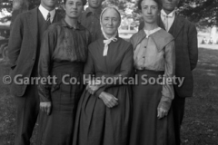 2040-Mennonite-Family-900A 2040-Mennonite-Family-900A