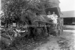 0246-Family-in-Horse44B363